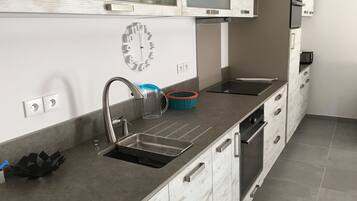 冷蔵庫、電子レンジ、オーブン、コンロ