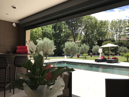 Hotel services, concierge, heated swimming pool, jacuzzi, large garden