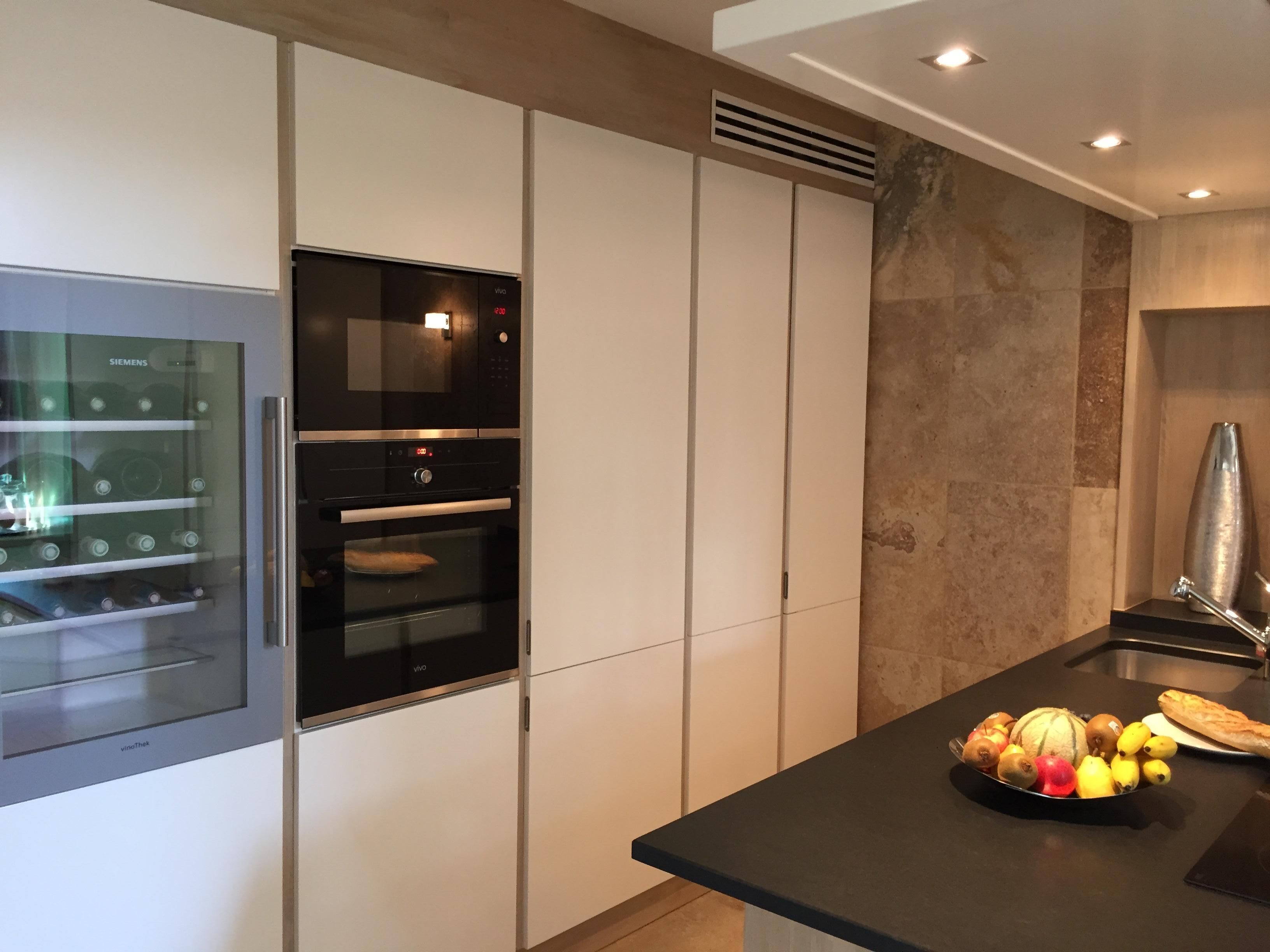 Calm, countryside with heated swimming pool, large garden and jacuzzi in Avignon