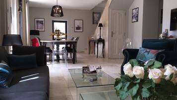 Smart-tv, een tafeltennistafel, boeken en een muziekbibliotheek