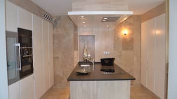 Een koelkast, een microgolfoven, een oven, een kookplaat