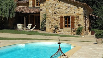 Een verwarmd zwembad