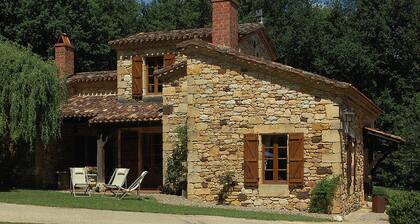 Aux portes du Périgord, magnifique maison en pierre, calme et reposante.