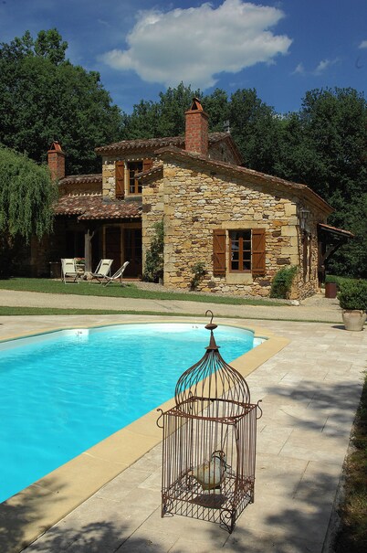 At the gates of Périgord, magnificent stone house, calm and relaxing.