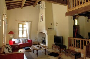 Télévision, cheminée, lecteur de DVD, table de tennis de table