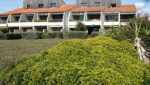 A modern building with multiple balconies and a flat roof. - 3 room apartment La Rochelle Les Minimes - Seaside (La Rochelle)