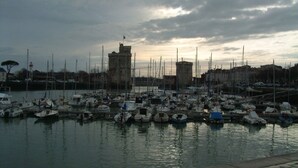 A marina with numerous boats docked, a clear sky, and a distant building. - 3 room apartment La Rochelle Les Minimes - Seaside (La Rochelle)