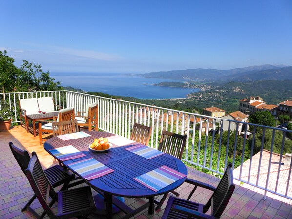 Outdoor dining - Panoramic view of the sea and the mountains, Detached village house,  (Calcatoggio)