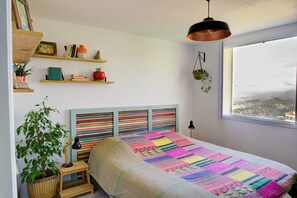 3 bedrooms, iron/ironing board, travel crib, free WiFi - Panoramic view of the sea and the mountains, Detached village house,  (Calcatoggio)