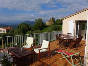 Outdoor dining - Panoramic view of the sea and the mountains, Detached village house,  (Calcatoggio)