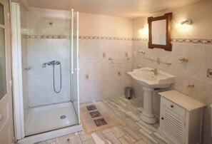 Shower, hair dryer, toilet paper