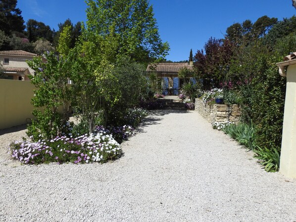 Property grounds - Charming villa with private pool, 4 km from the beaches and close to Cassis (Ceyreste)