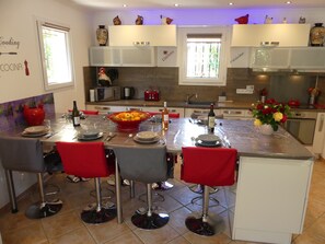 Fridge, microwave, oven, stovetop - Charming villa with private pool, 4 km from the beaches and close to Cassis (Ceyreste)