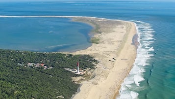 Vlak bij het strand, ligstoelen aan het strand