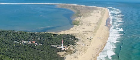 Nära stranden och solstolar