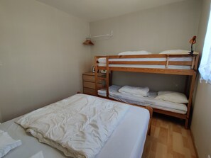 3 bedrooms, iron/ironing board, WiFi, bed sheets