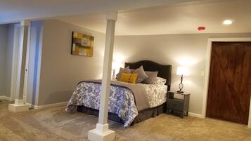 1 quarto, escrivaninha, ferros/tábuas de passar roupa, berço de viagem