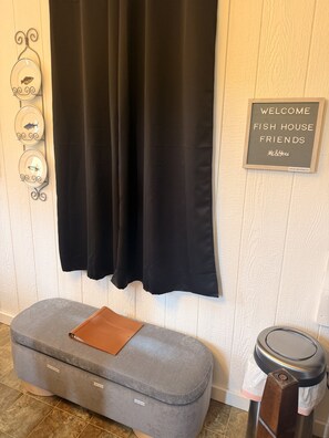 Coastal entry nook with storage bench and blackout curtains - 5 ★ FISH HOUSE Sleep on the Pond and see Scottish Highland cows while fishing (New Market)