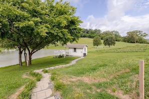 Property grounds - 5 ★ FISH HOUSE Sleep on the Pond and see Scottish Highland cows while fishing (New Market)