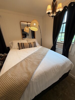 Cozy bedroom with plush linens, warm lighting, and in-room AC - 5 ★ FISH HOUSE Sleep on the Pond and see Scottish Highland cows while fishing (New Market)