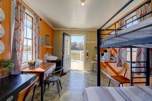 1 bedroom, free WiFi, bed sheets - Sleep next to the Pond Fishhouse (New Market)