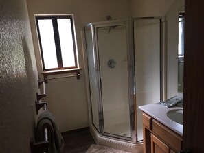 Chuveiro/banheira combinados, secador de cabelo, toalhas de banho