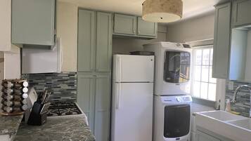 冰箱、微波炉、烤箱、炉灶