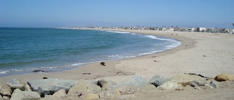 Vlak bij het strand, ligstoelen aan het strand