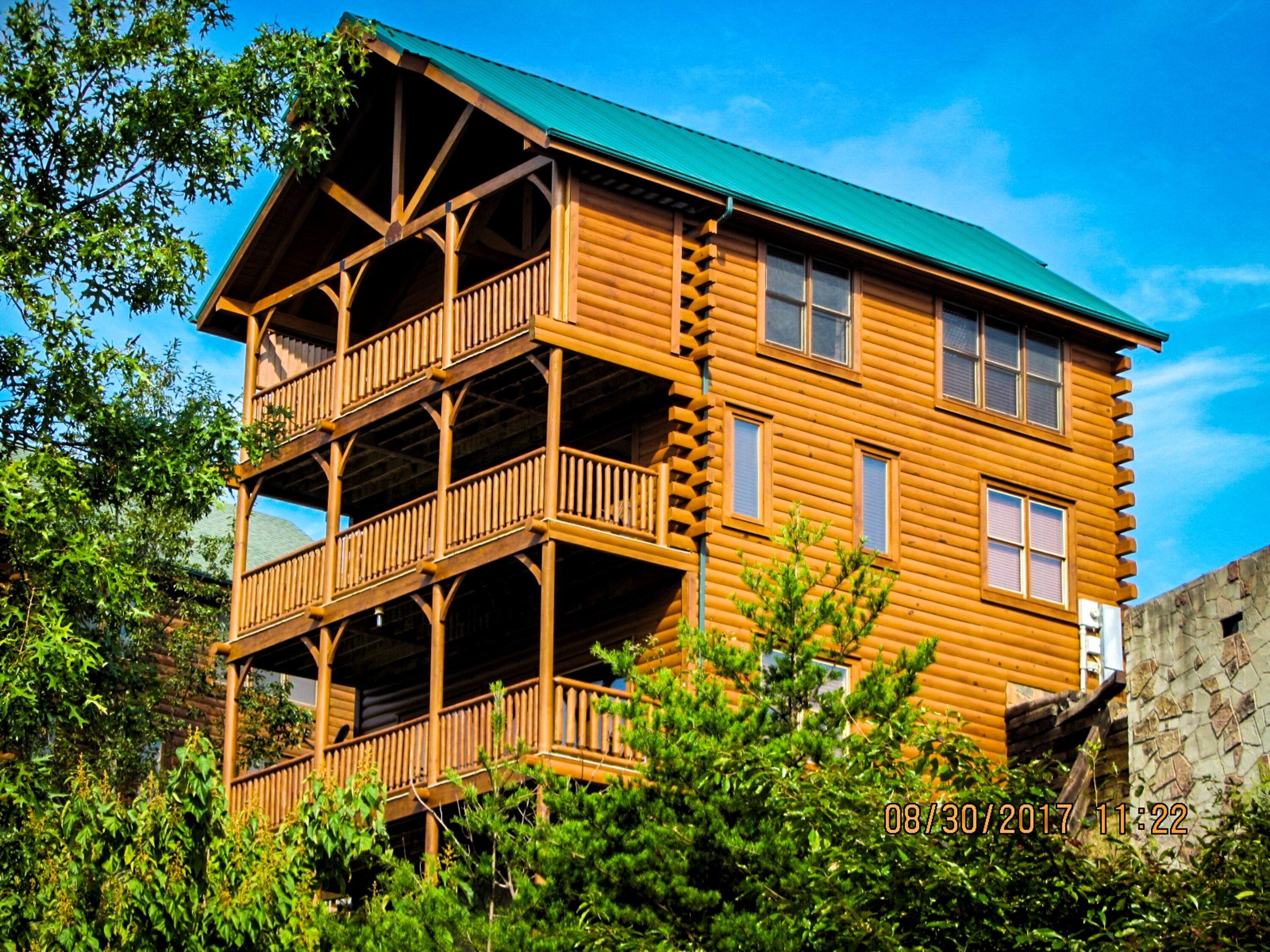 NEWLY RENOVATED! 3/3-BATH W/LOFT AWESOME MTN. VIEWS. WI-FI. SLEEPS UP TO 12.