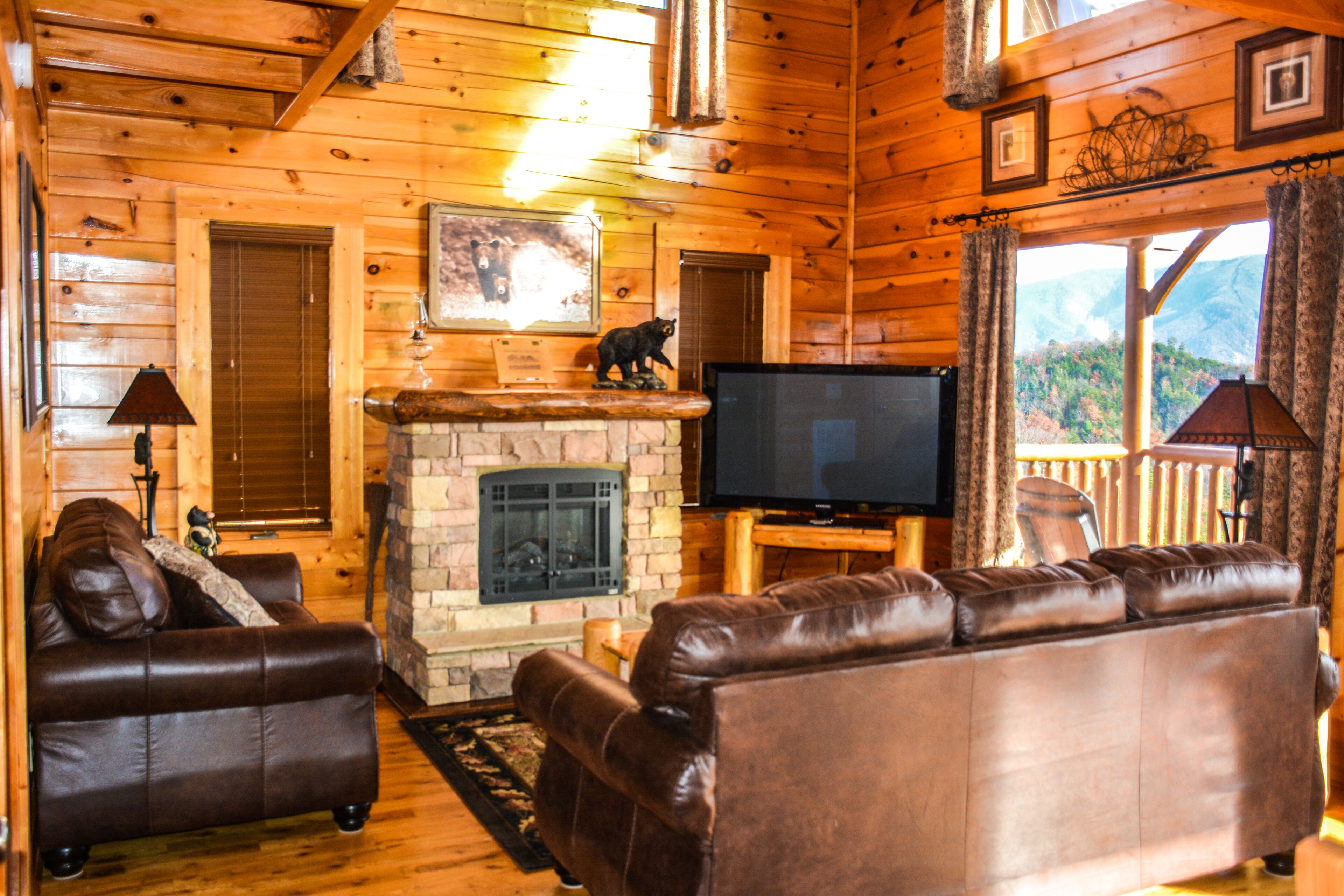 NEWLY RENOVATED! 3/3-BATH W/LOFT AWESOME MTN. VIEWS. WI-FI. SLEEPS UP TO 12.