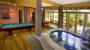 Una mesa de billar, un jacuzzi y vistas al exterior.