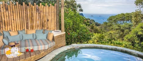 Una piscina techada, una piscina al aire libre