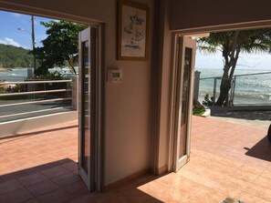 Ein Flur mit Blick auf das Meer und einem gerahmten Kunstwerk an der Wand.