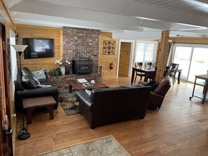 Televisie, een open haard en tafelvoetbal