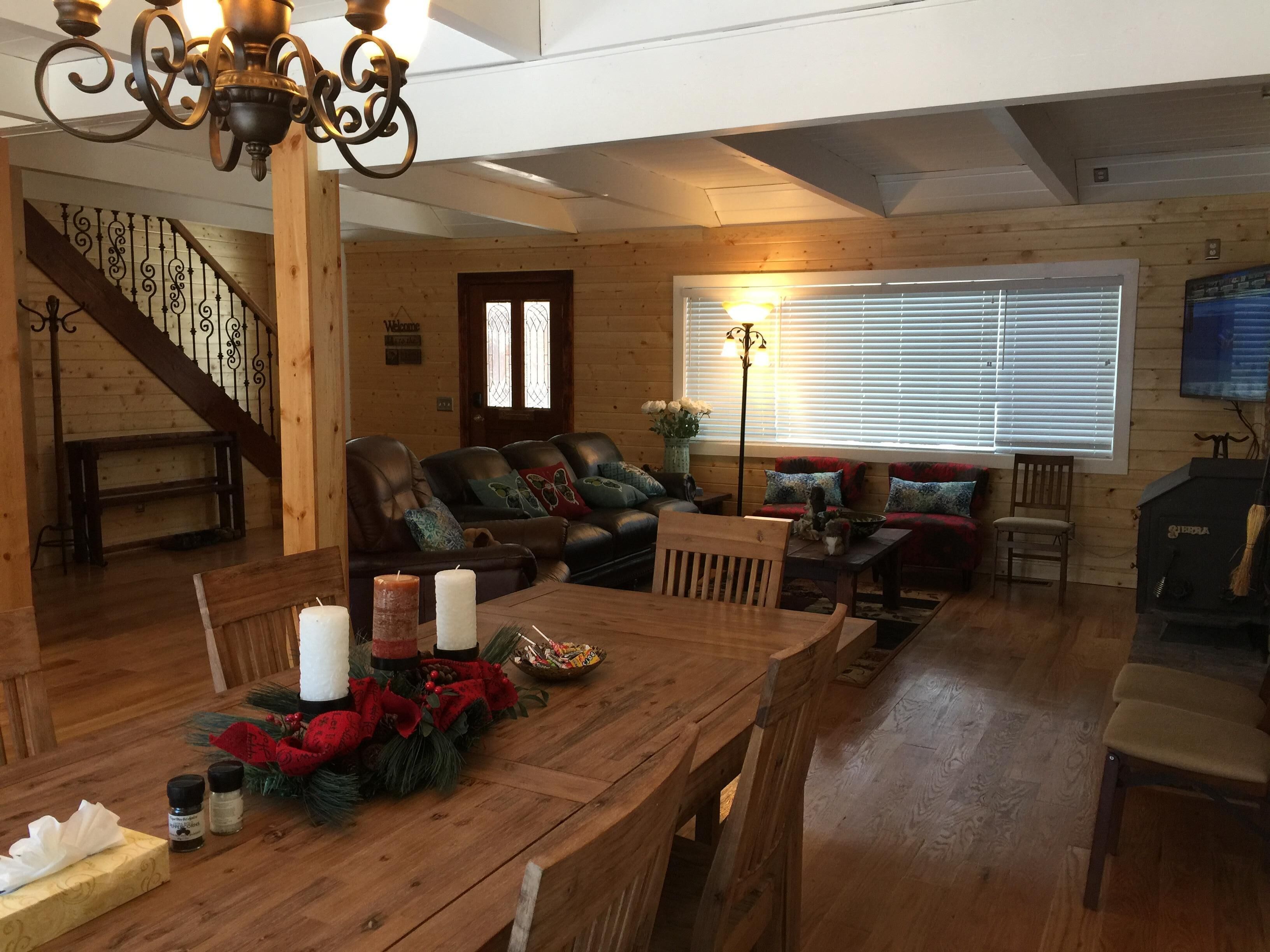Spacious knotty pine wood house, 5bedrooms, 2.5 Baths, Sleep 12 people