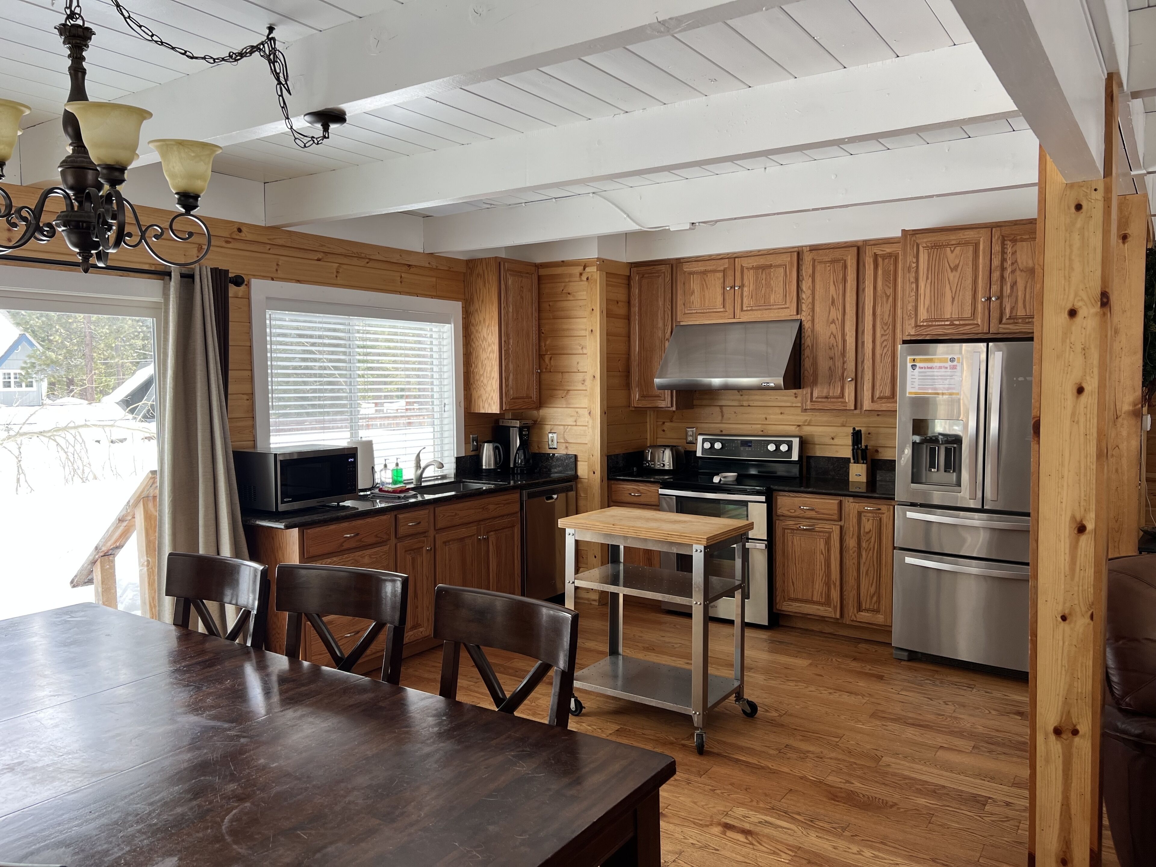 Spacious knotty pine wood house, 5bedrooms, 2.5 Baths, Sleep 12 people