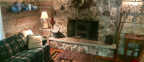 Fernseher, Kamin, DVD-Player