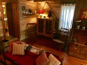 تلفزيون، مدفأة، مشغل دي في دي