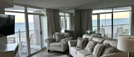 Una televisión, un reproductor de DVD