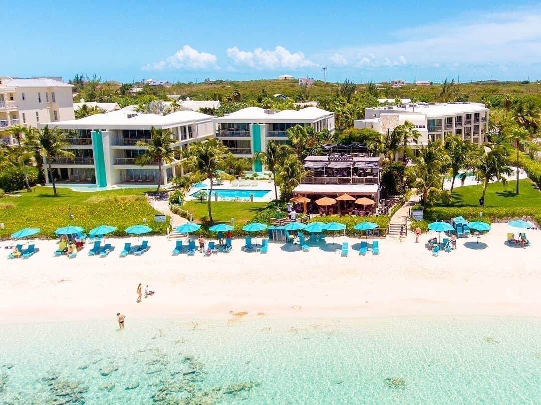 Un complexe hôtelier doté d’une piscine, d’une plage et de plusieurs bâtiments.