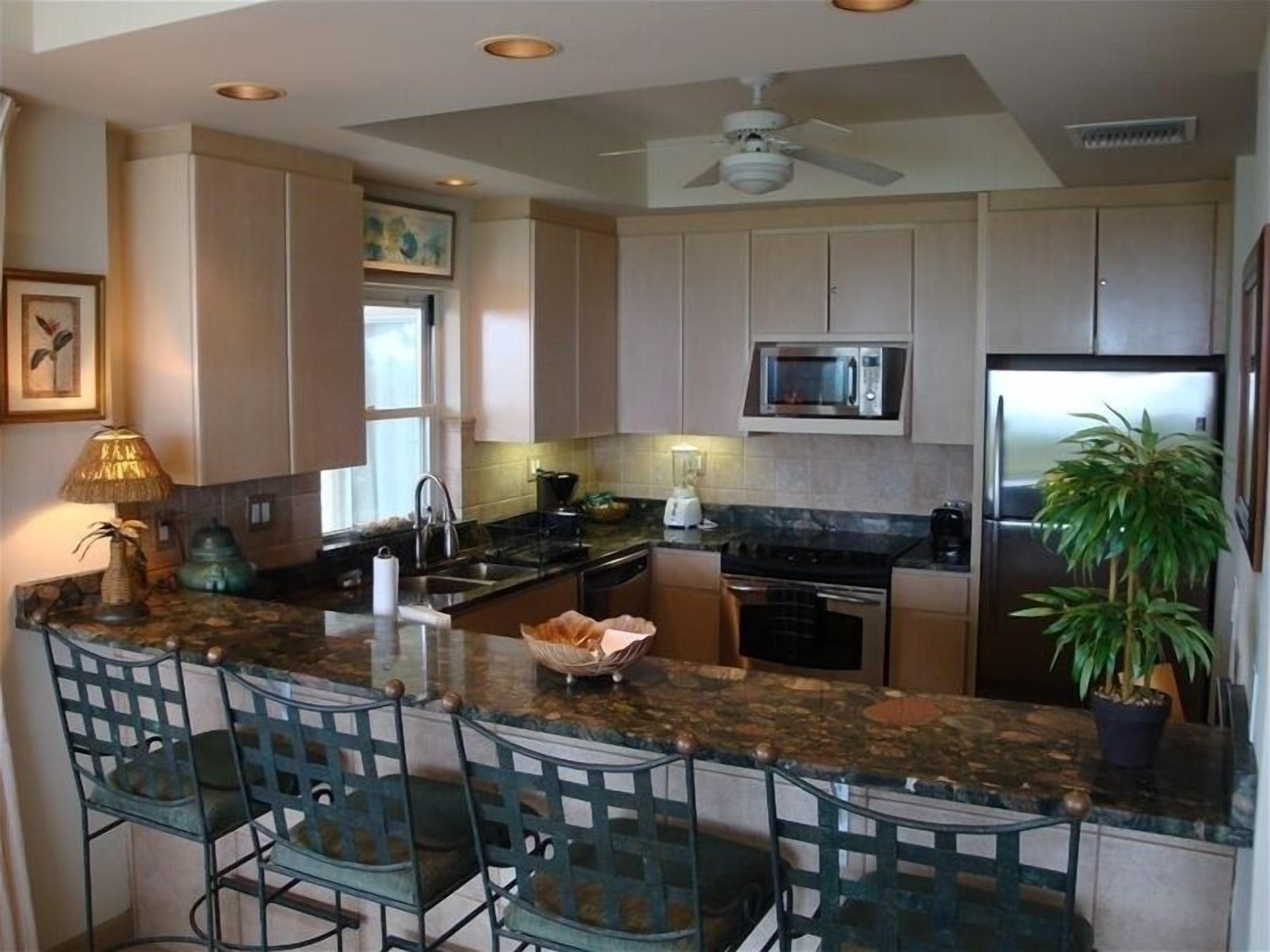 Kjøleskap, mikrobølgeovn, ovn og kokeplater