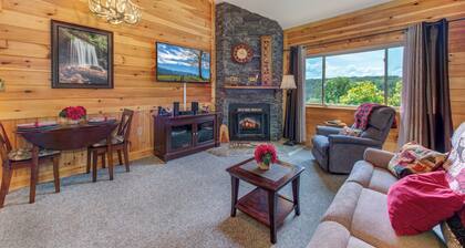 Bear Cub Vista amazing Ober Mtn views! Free Wi-Fi, hot tubs pool king bed!