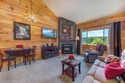 Bear Cub Vista amazing Ober Mtn views! Free Wi-Fi, hot tubs pool  king bed!