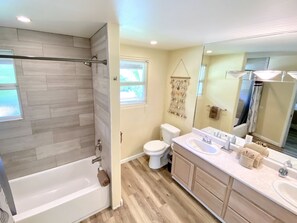 Combined shower/tub, hair dryer, towels, soap - Amazing House with Pool, Spa, Cabana & More Kihei Wailea Area (Wailea)