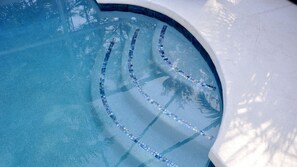 Una piscina al aire libre, una piscina climatizada