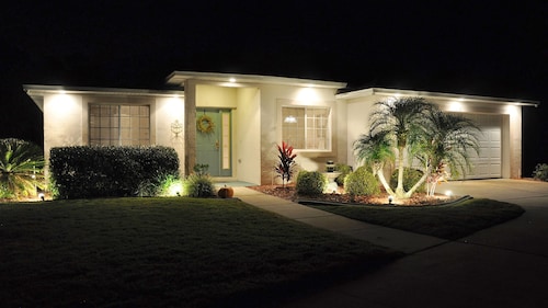 Unbeatable pool privacy ❤️ in a hidden tropical oasis close to Disney!