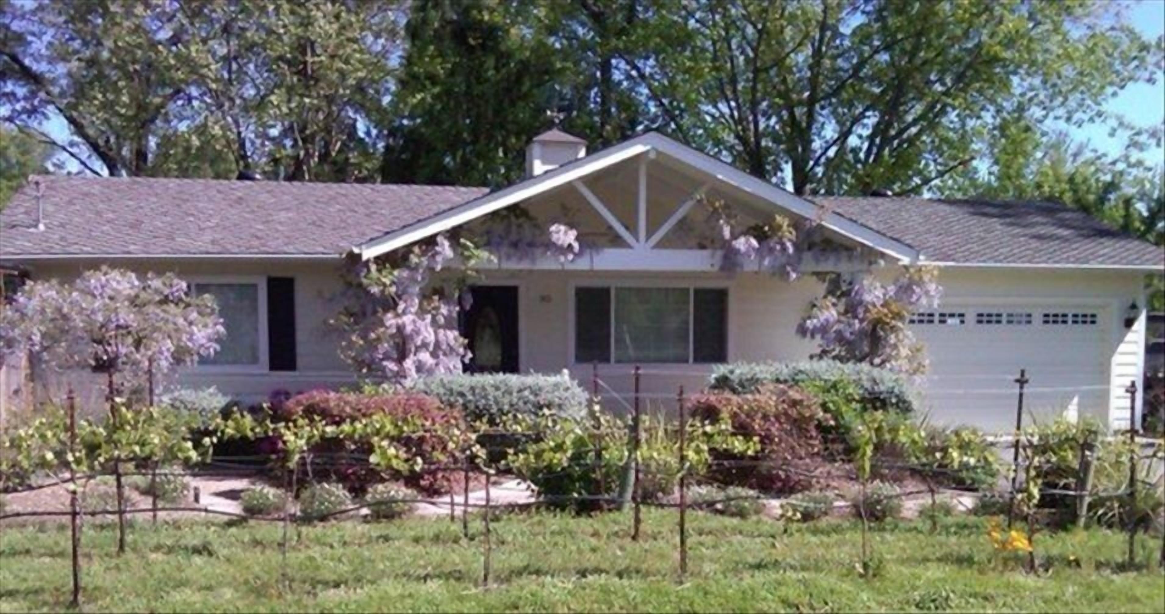 French Country Cottage & Vineyard w/ Hot Tub - Sonoma 