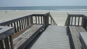 A wooden boardwalk leading to a beach with a clear view of the ocean. - 476 Tarpon - Ocean Front - Full Time Beach (Fripp Island)