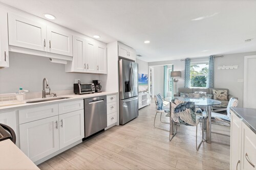 Spacious Villa with Lush Tropical Garden Very Close to Siesta Key!