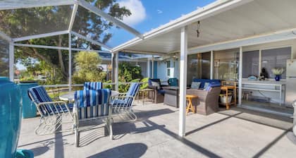 Spacious Villa with Lush Tropical Garden Very Close to Siesta Key!